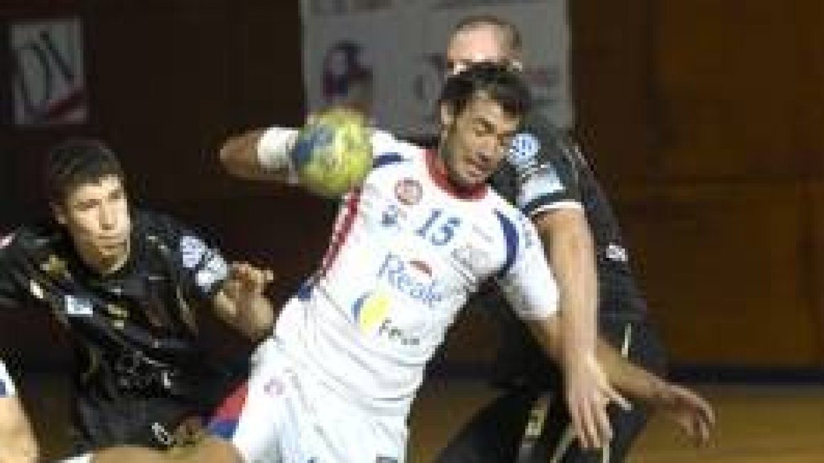 El central Dani Sarmiento dirigió bien al Ademar en los primeros compases del partido