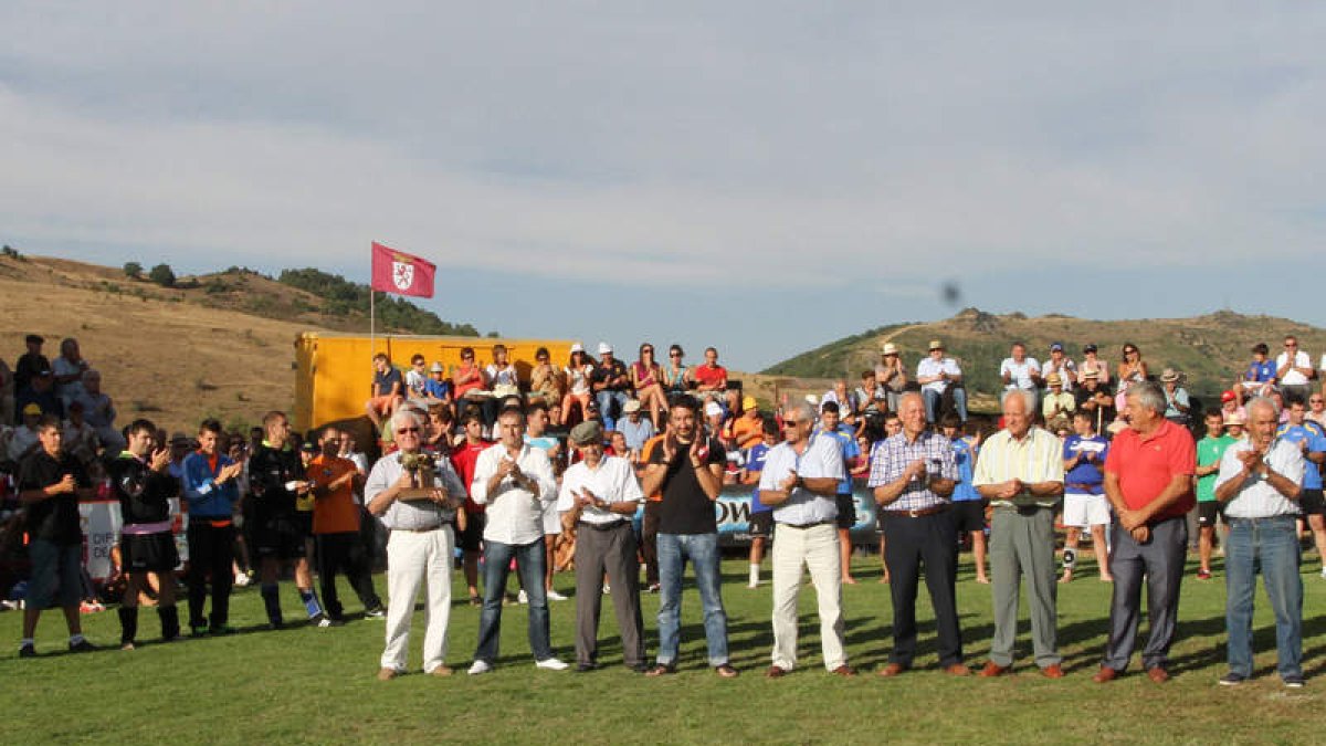 Leoncio García, rodeado de los mejores luchadores de hoy y de siempre, llevó al centro del corro el trofeo en honor a su hermano: el de la Nobleza en la Lucha.