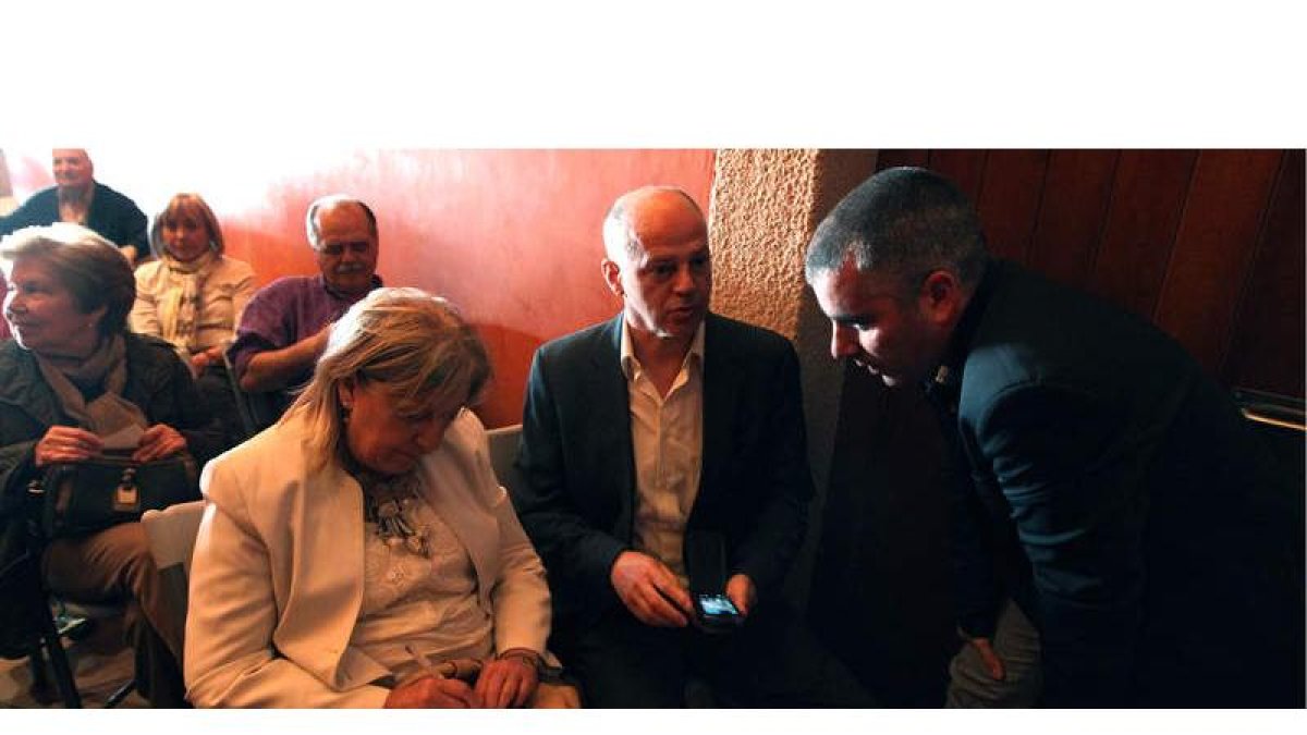 Consuelo Álvarez de Toledo, Valentín Carrera y Santiago Macías, ayer minutos antes de la presentación.