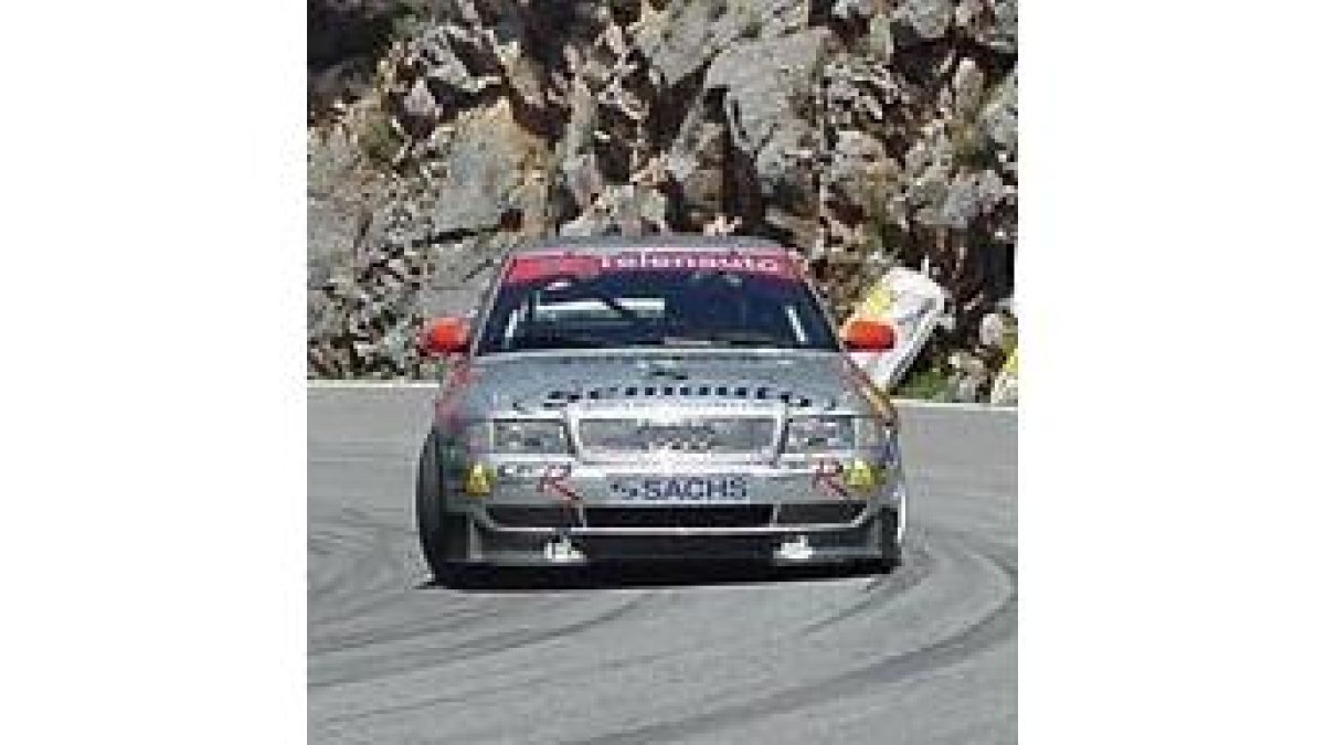 Roberto Méndez en su Audi A4 ST en una prueba de esta temporada
