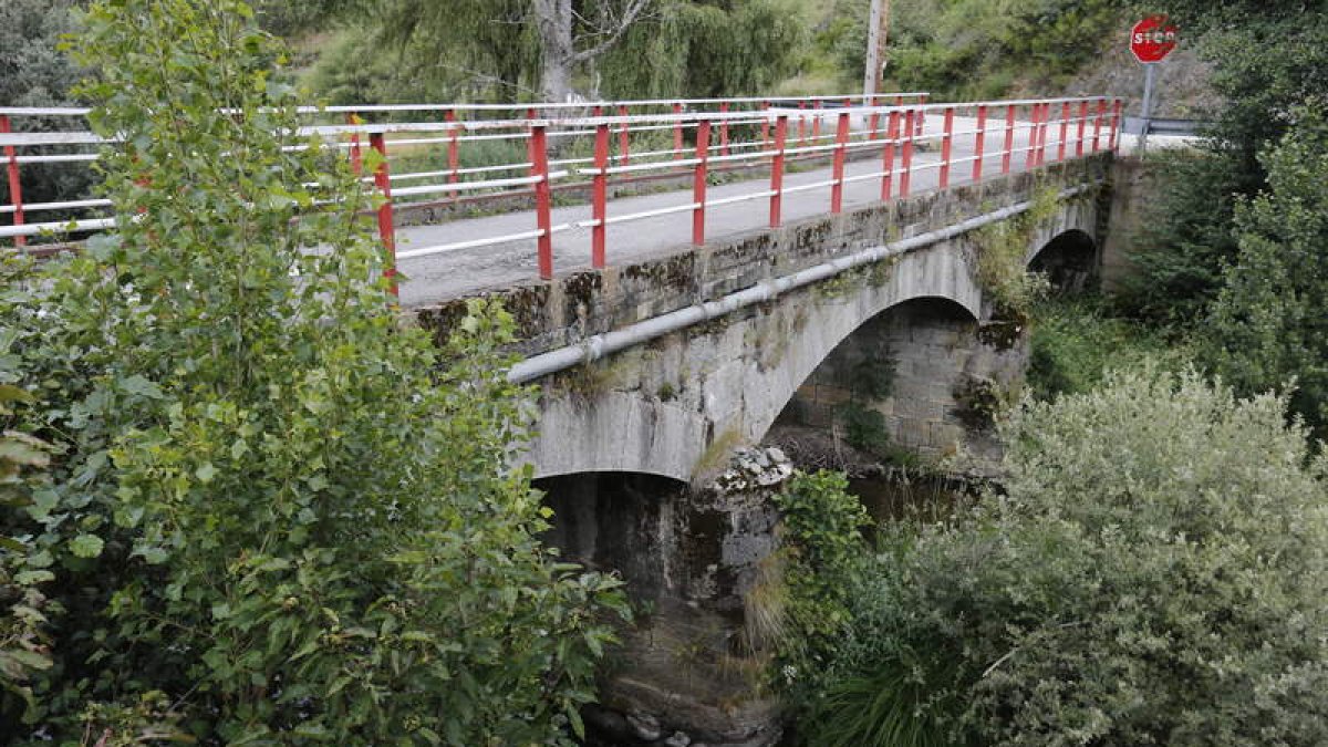 El puente centenario de Aguasmestas, hoy casi en desuso.
