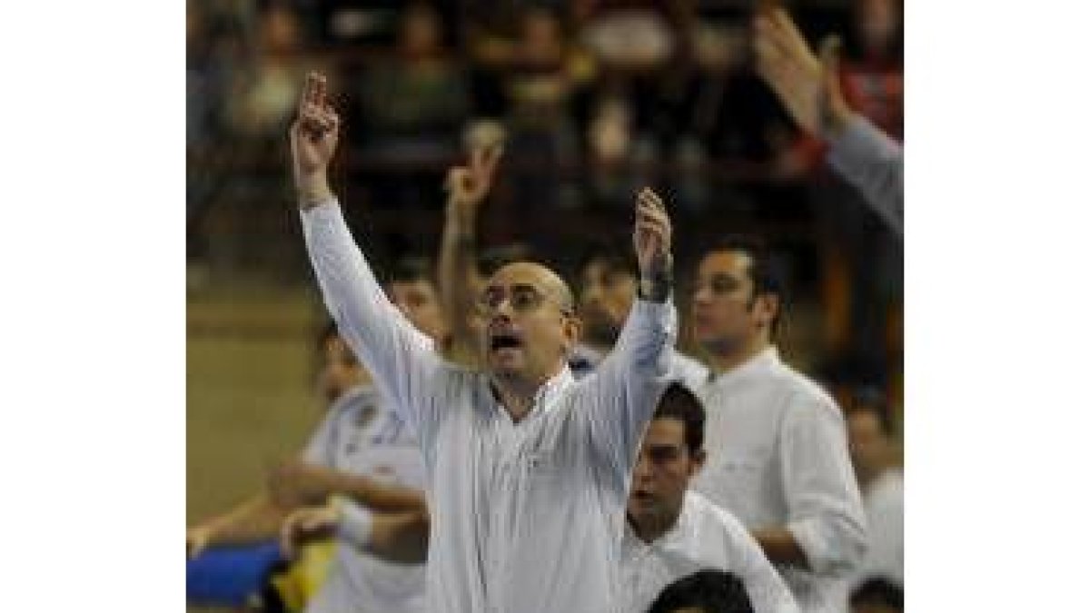 Un expresivo Jordi Ribera gesticula desde el banquillo. Detrás, su segundo Jacobo Cuétara