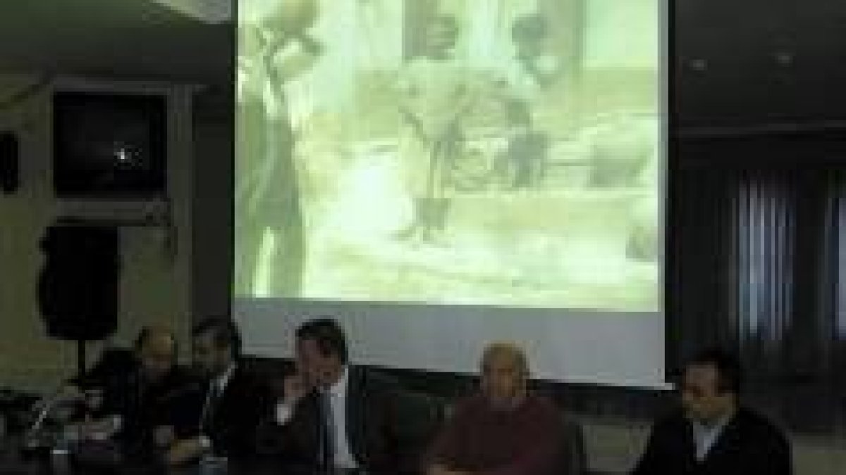 Directivos de la empresa y representantes del Ayuntamiento, durante la presentación del servicio
