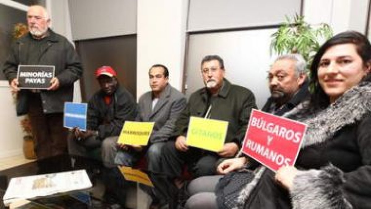 De izquierda a derecha, Villagrasa, Moustapha Faye, Nassib, Torres, Gabarri y Metodieva.