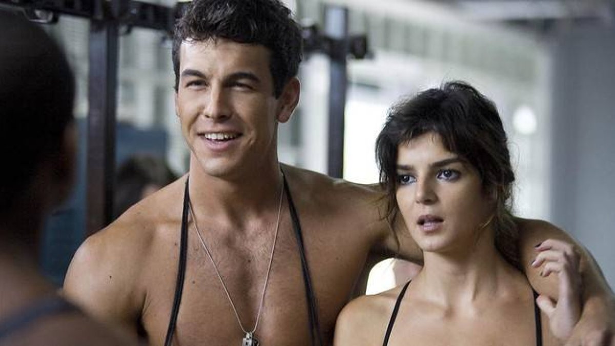 Mario Casas y Clara Lago, en una escena de la película 'Tengo ganas de ti'.