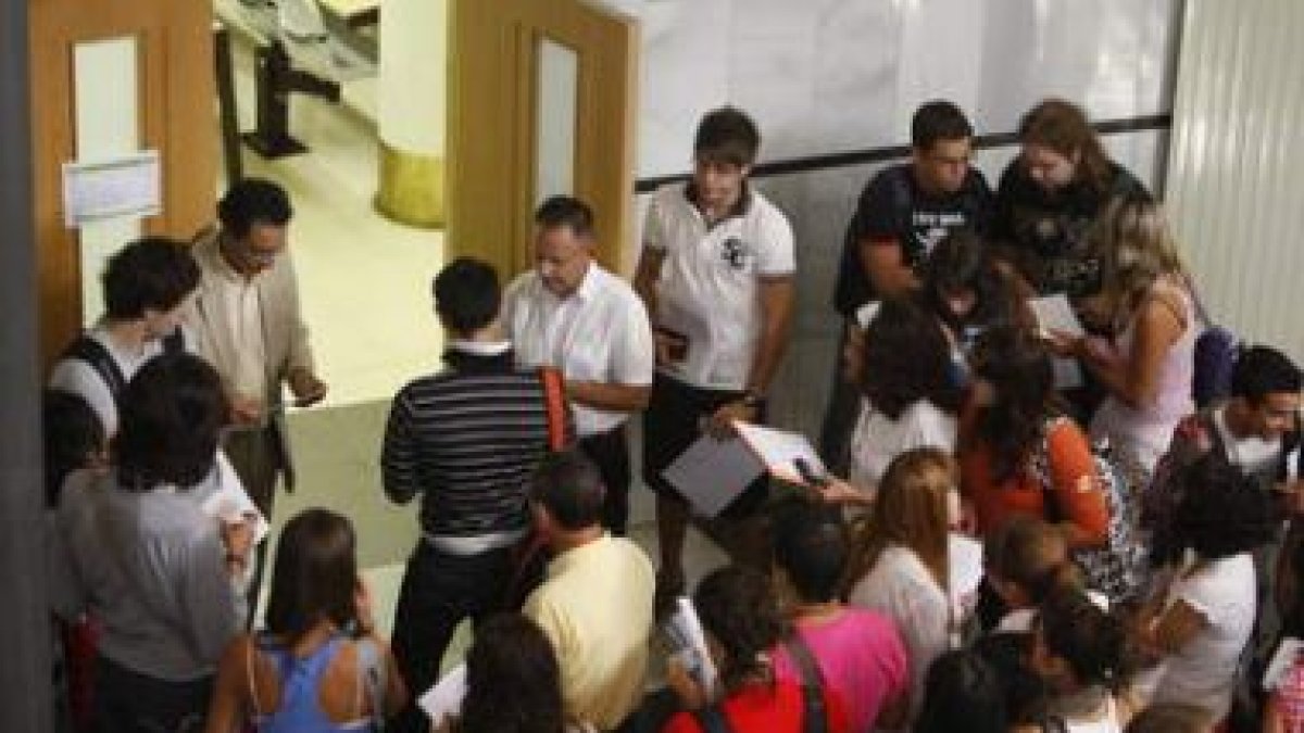 Los estudiantes leoneses, antes de comenzar las pruebas de selectividad.