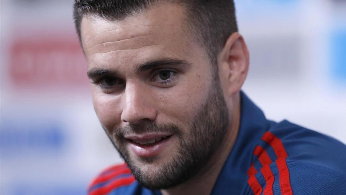 Nacho atiende a la prensa.