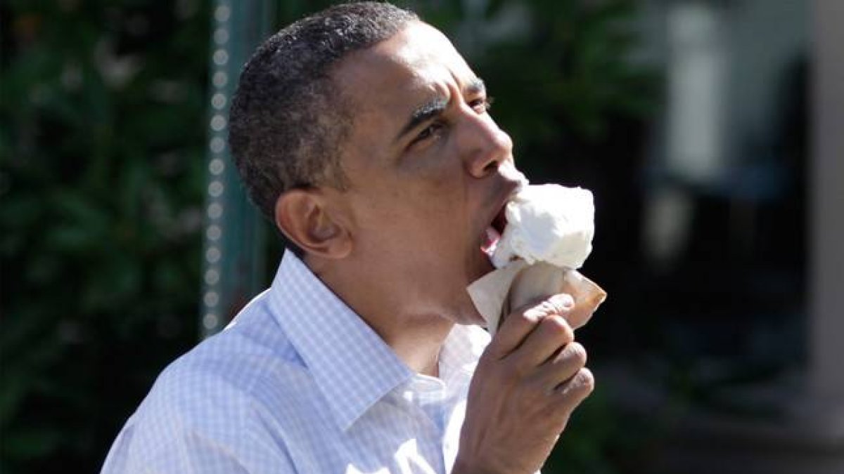 Barack Obama, presidente de Estados Unidos, comiéndose un helado.