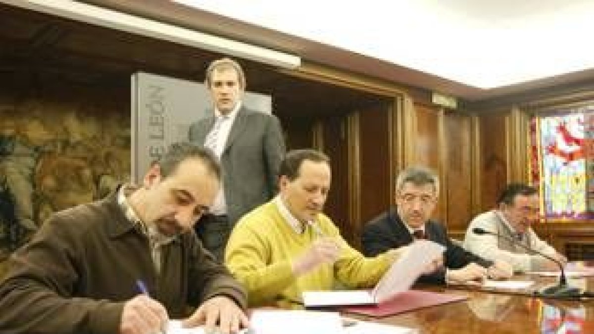 Fidalgo, Alonso, Fernández y Sánchez, firmaron el convenio, con Vicente Canuria detrás