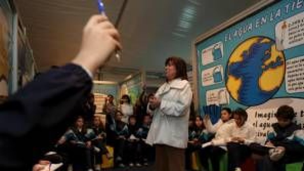 Narbona, con un grupo de niños en el aula de la exposición del Duero