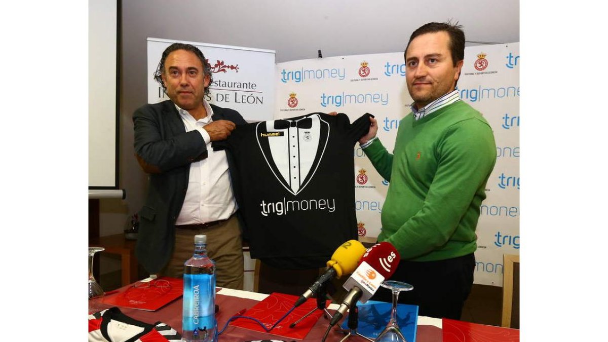Llamazares le entrega una camiseta esmoquin a Castro.