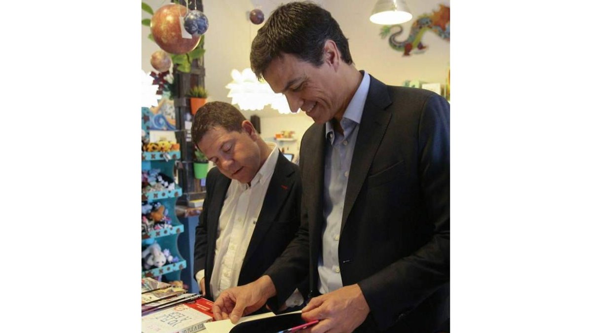 Sánchez junto a Emiliano García-Page, ayer en Guadalajara.