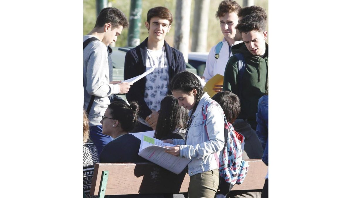 Alumnos dando un último repaso antes de la Selectividad.