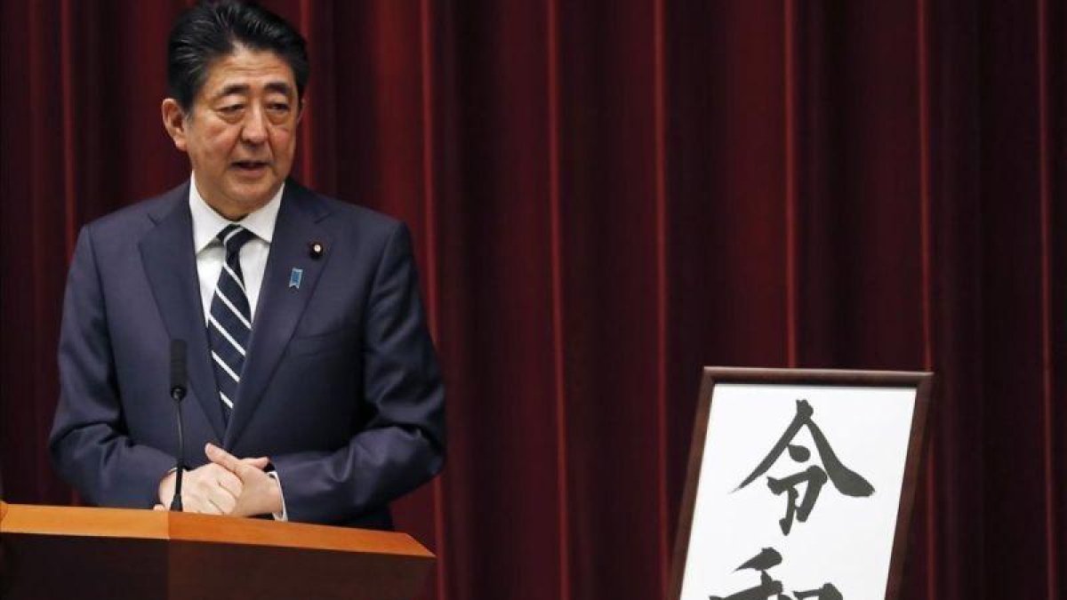 El primer ministro japonés, Shinzo Abe, muestra el nombre de la nueva era del emperador Naruhito.