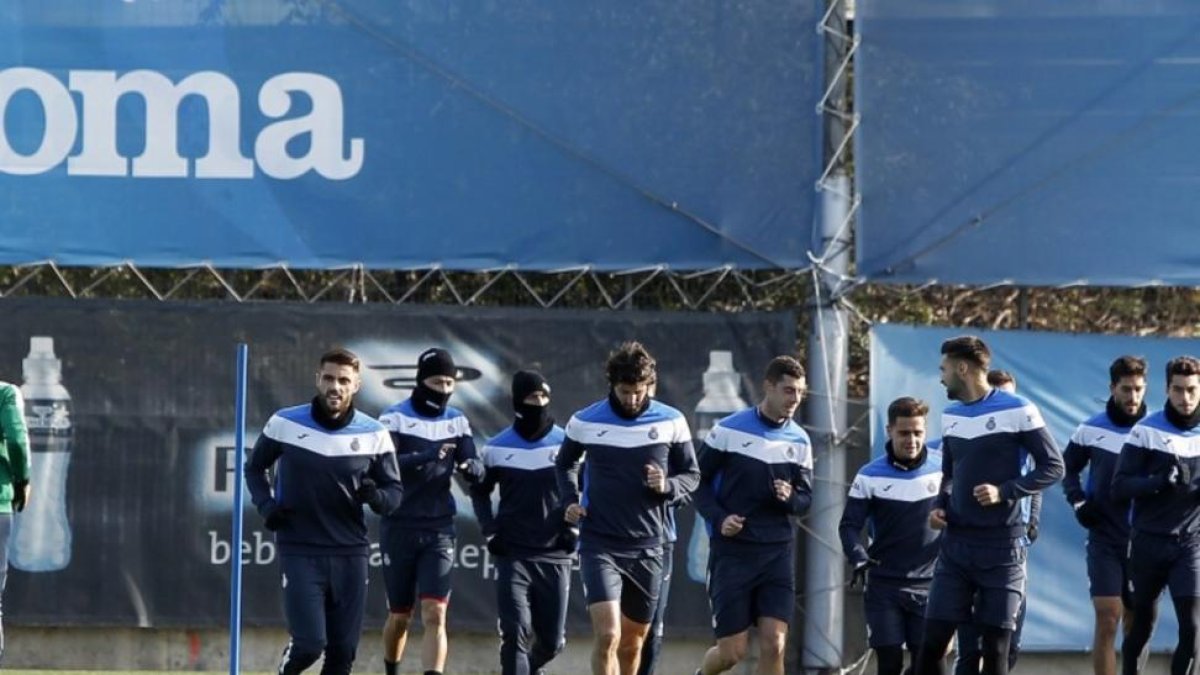 Los jugadores del Espanyol, en un entrenamiento en Sant Adrià.