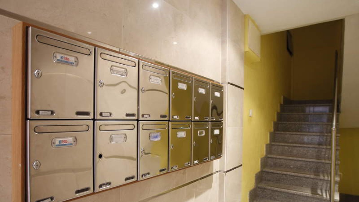 Imagen del portal de la vivienda en la que se cometió el crimen.