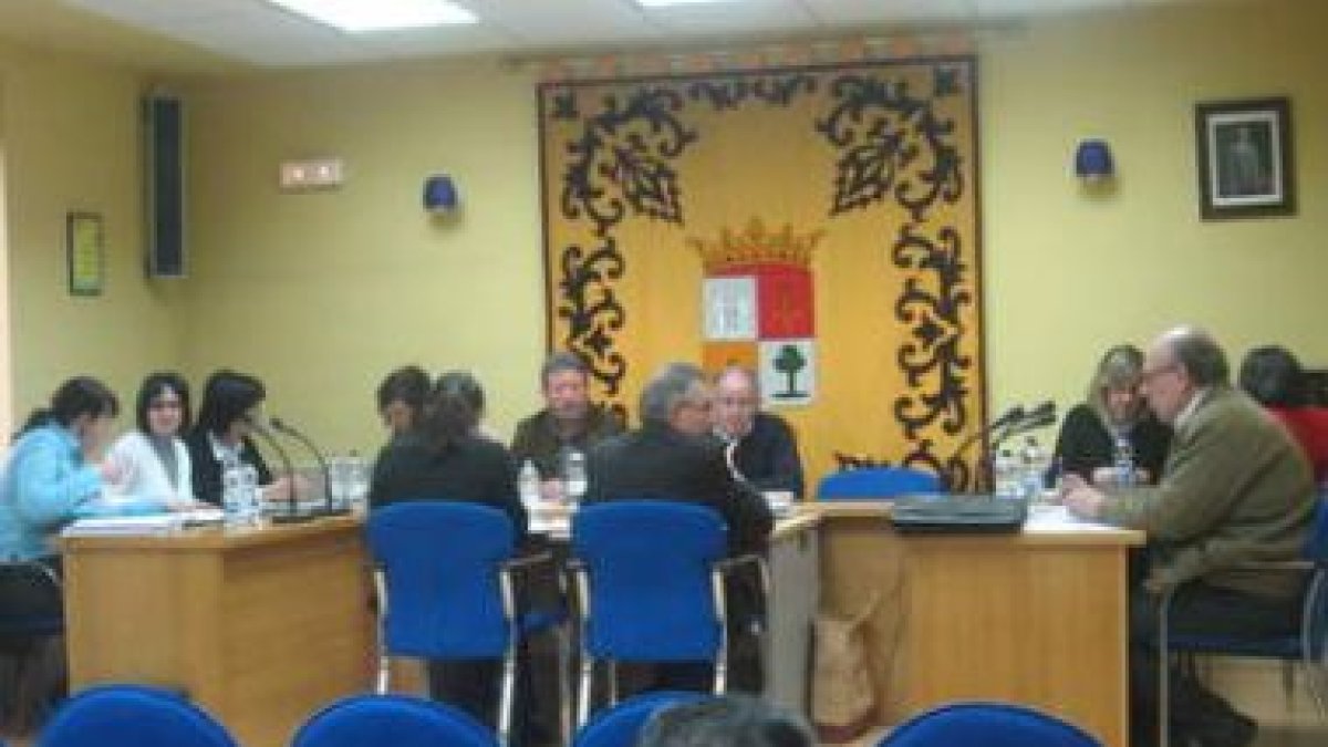 La corporación municipal de La Robla debate un punto del pleno de ayer.