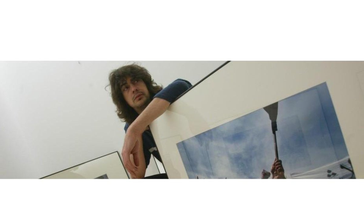 López, en una exposición de sus fotografías