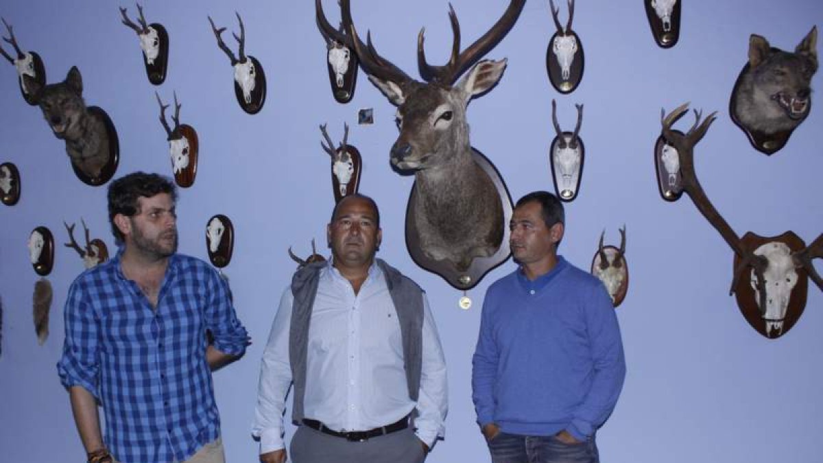 El alcalde, Javier Santiago, y el hijo del empresario, José Mª García, en la presentación, a la que asistió numeroso público.