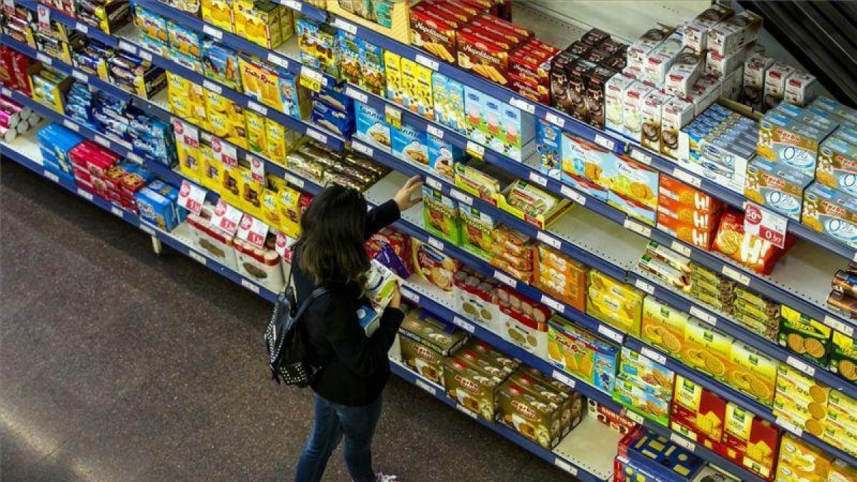 Una mujer realiza la compra en un supermercado.