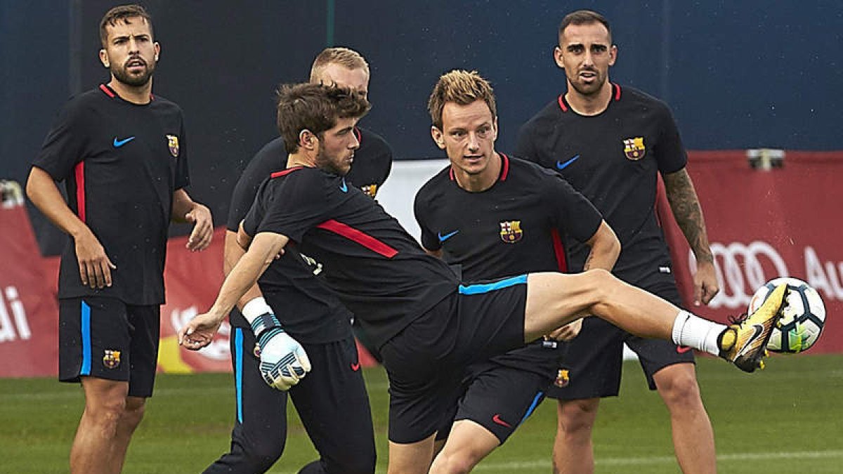 Sergi Roberto podría abandonar el lateral para sustituir a Iniesta en la medular. ALEJANDRO GARCÍA