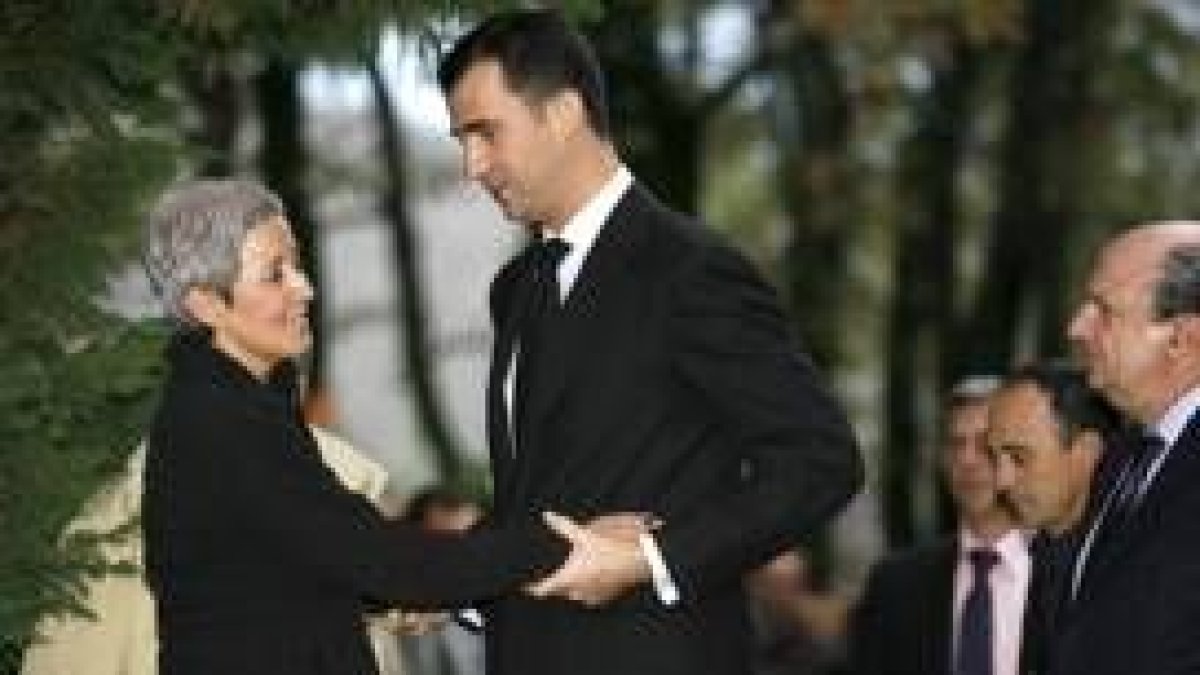 El Príncipe Felipe saluda a la viuda del esquiador, María Jesús Vargas