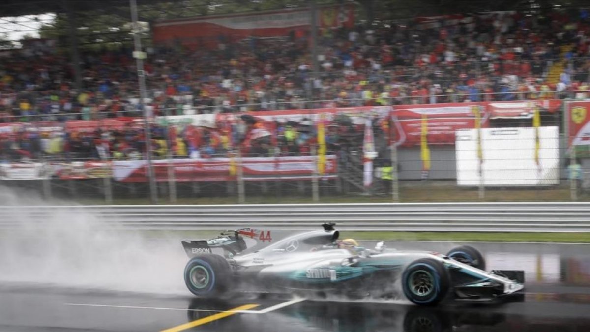 Lewis Hamilton pilota sobre el empapado asfalto de Monza.