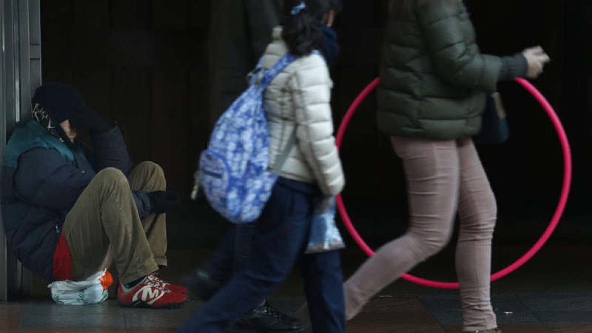 Una persona pide en la calle en León.