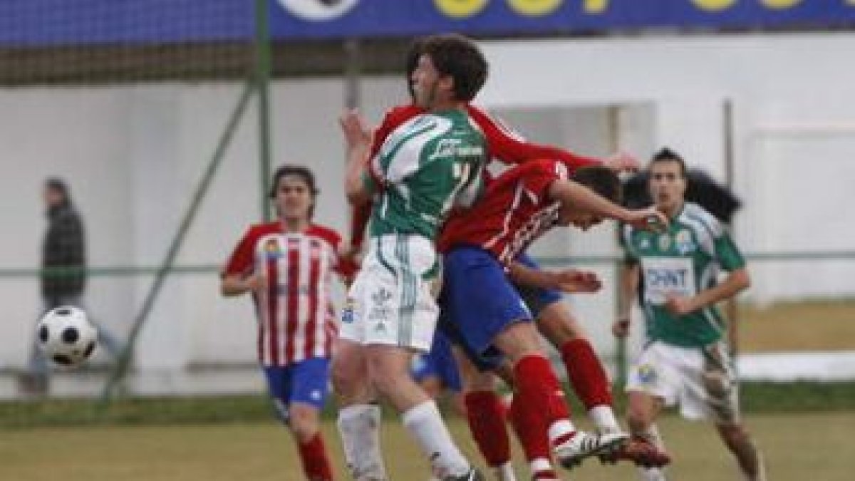 El partido entre el Atlético Astorga y el Bembibre fue muy trabado