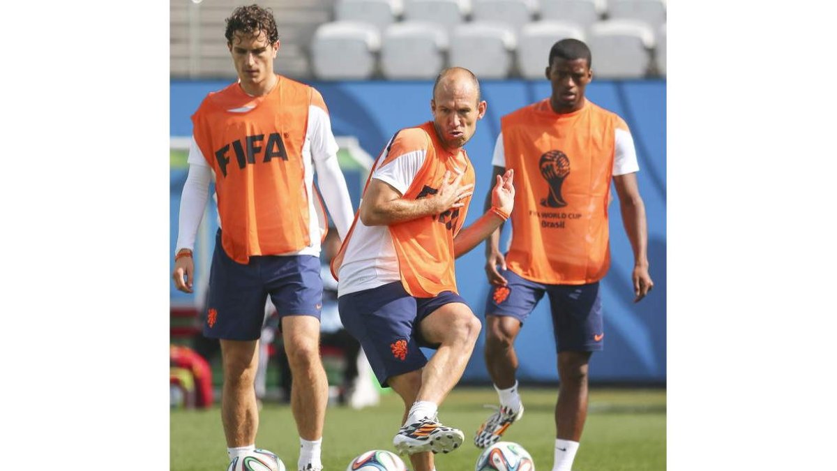 Anmaat, Arjen Robben, y Georginio, en el entrenamiento.