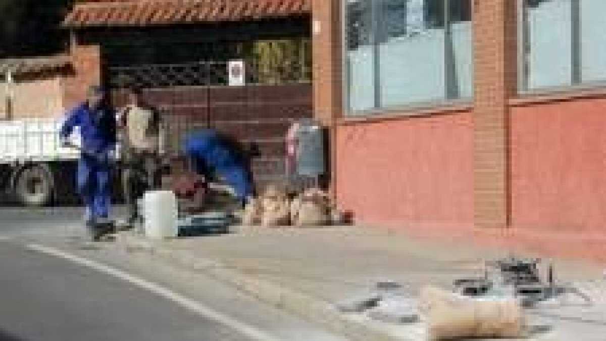 Obreros trabajando en una calle de San Andrés afectada por el rebaje de bordillos