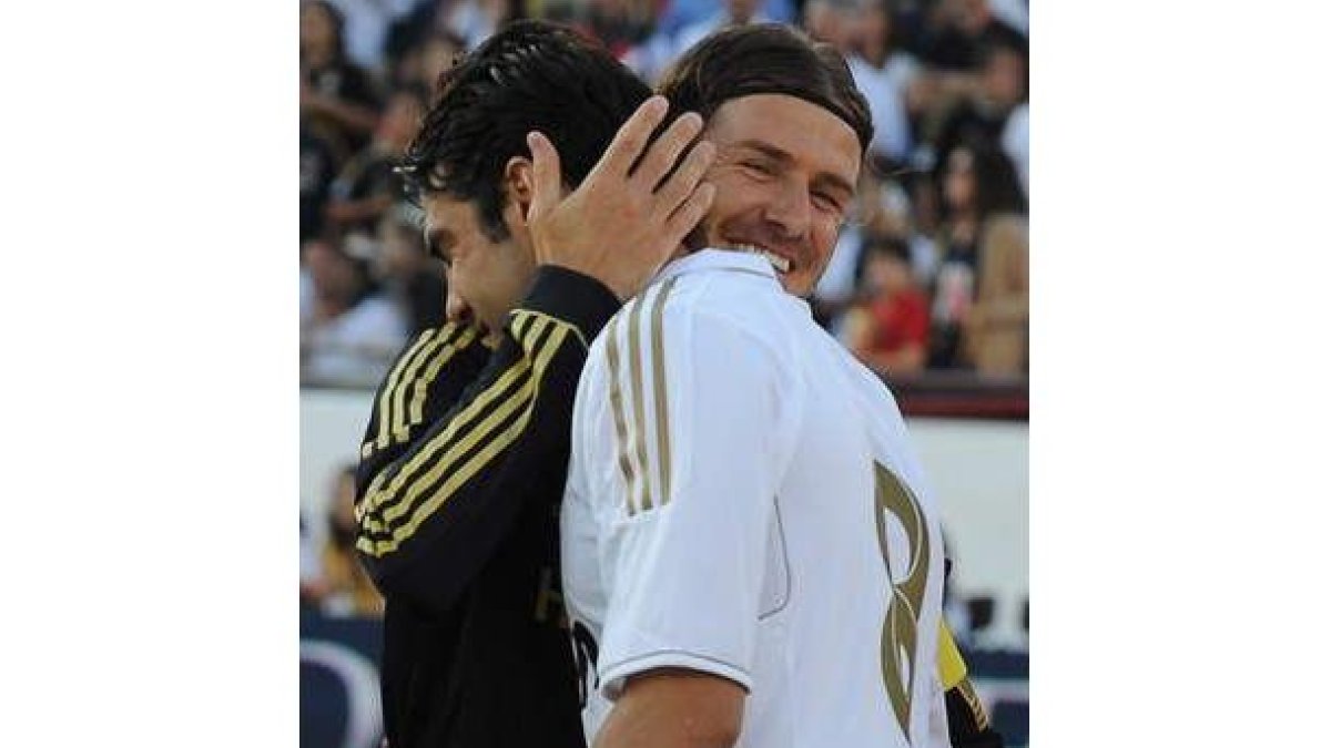 Kaká saluda a su excompañero David Beckham.