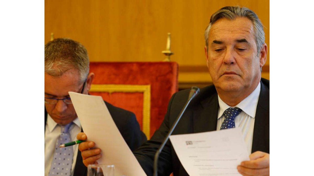 López Benito y Rajoy, en el Pleno celebrado ayer. JESÚS F. SALVADORES
