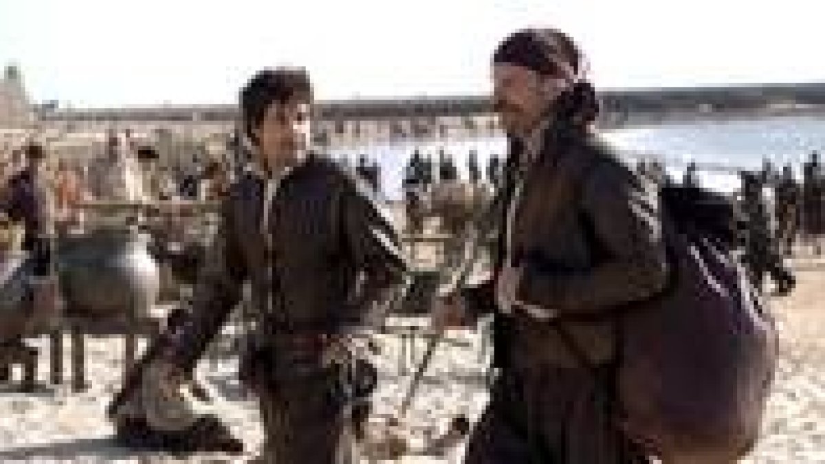 Unax Ugalde, que interpreta a Íñigo de Balboa, junto a Diego Alatriste durante el rodaje en Cádiz