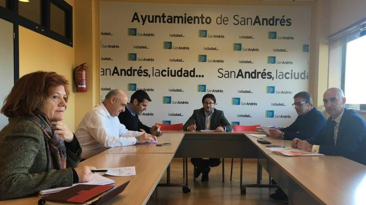 Terrón, Chamorro, Gómez, Blanco, Ribo y Fernández, en la reunión. DL