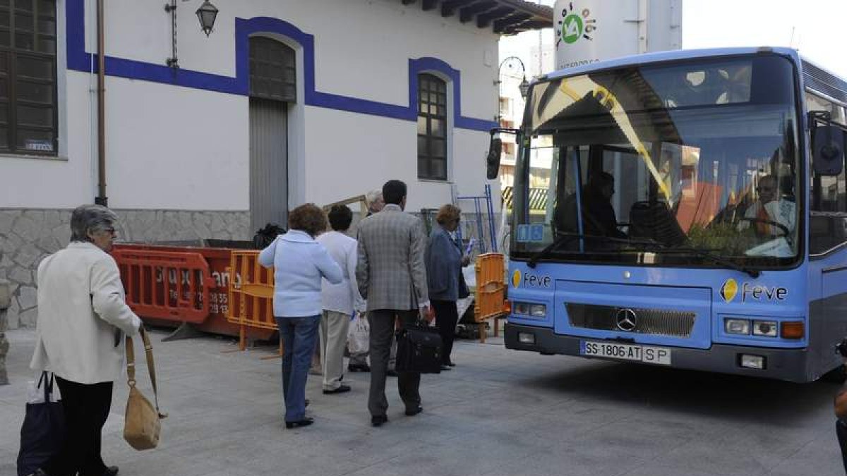 Los viajeros estrenan los autobuses que comunican la estación de Feve y La Asunción.