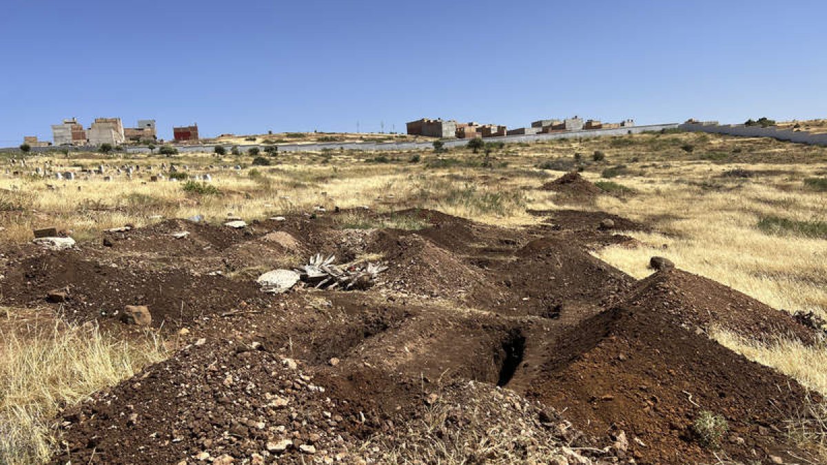 Fosas comunes abiertas en el cementerio de Sidi Salem, en Nador. MOHAMED SIALI
