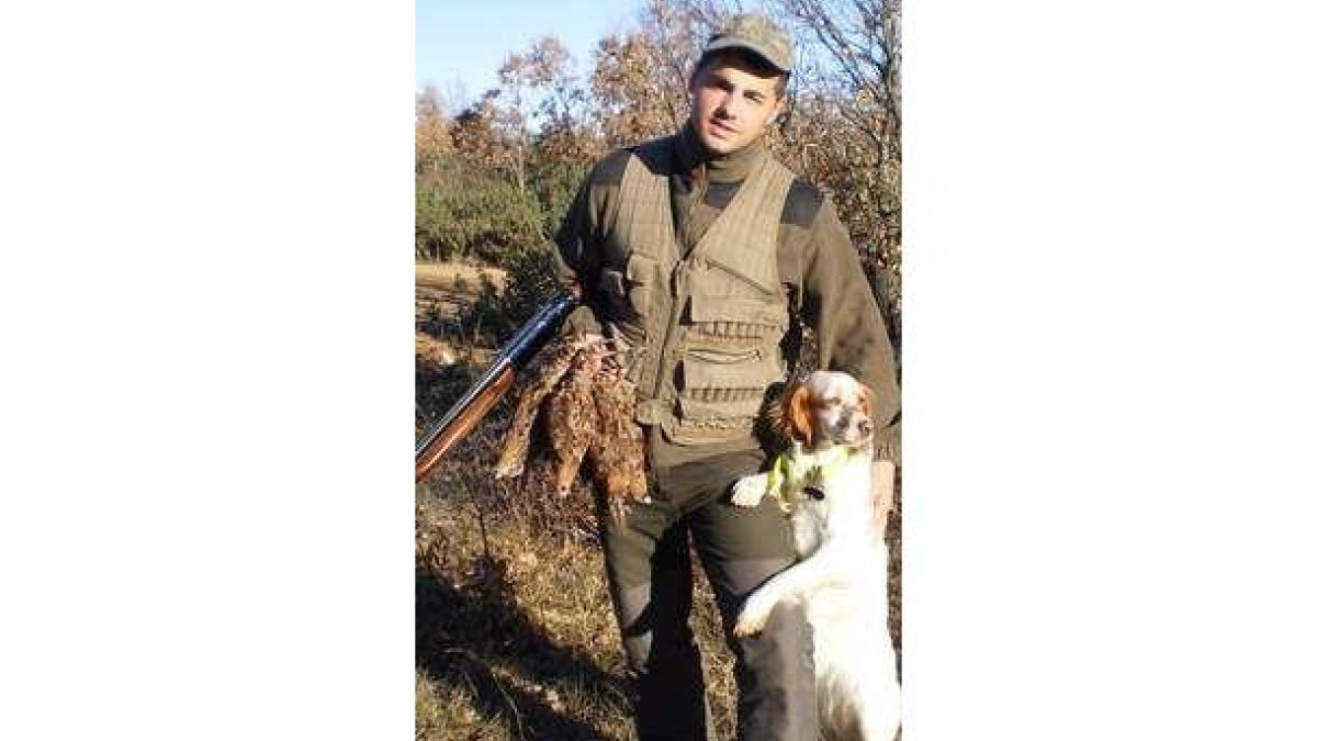 Adrián Chico con su perra Perla y una percha de seis becadas.