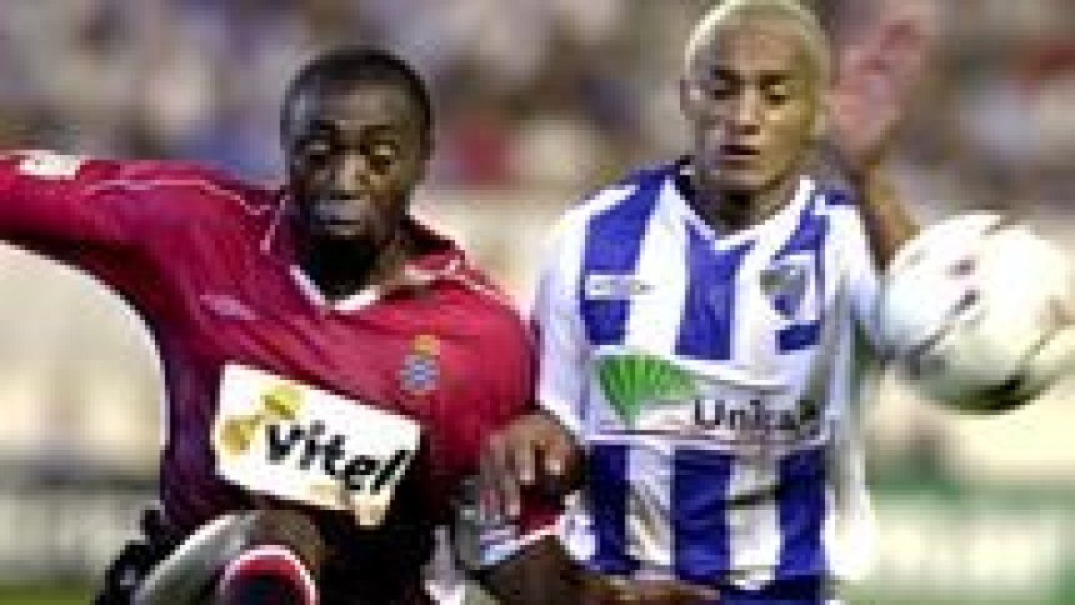 Silva y Domoreau pelean por la posesión de una pelota en una acción del partido de ayer