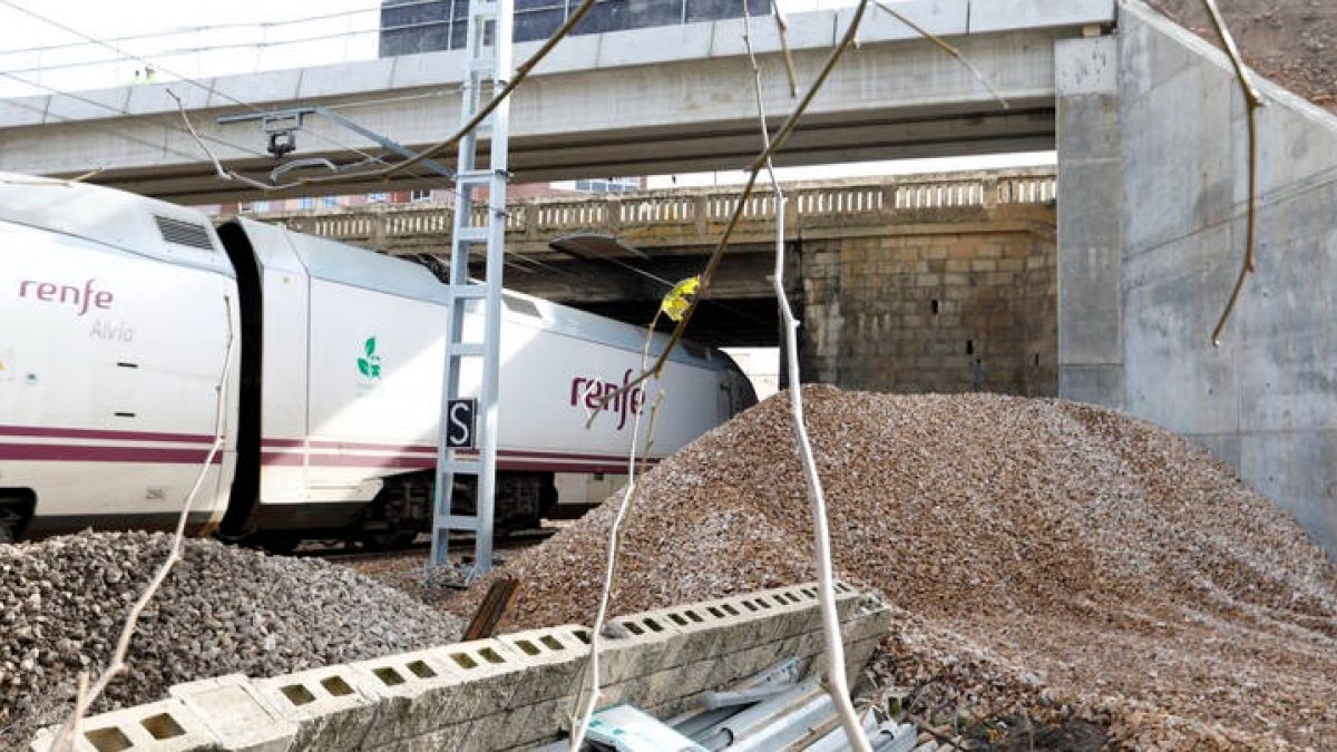 El Alvia de Asturias a León, bajo el puente de Párroco Pablo Díez. MARCIANO PÉREZ
