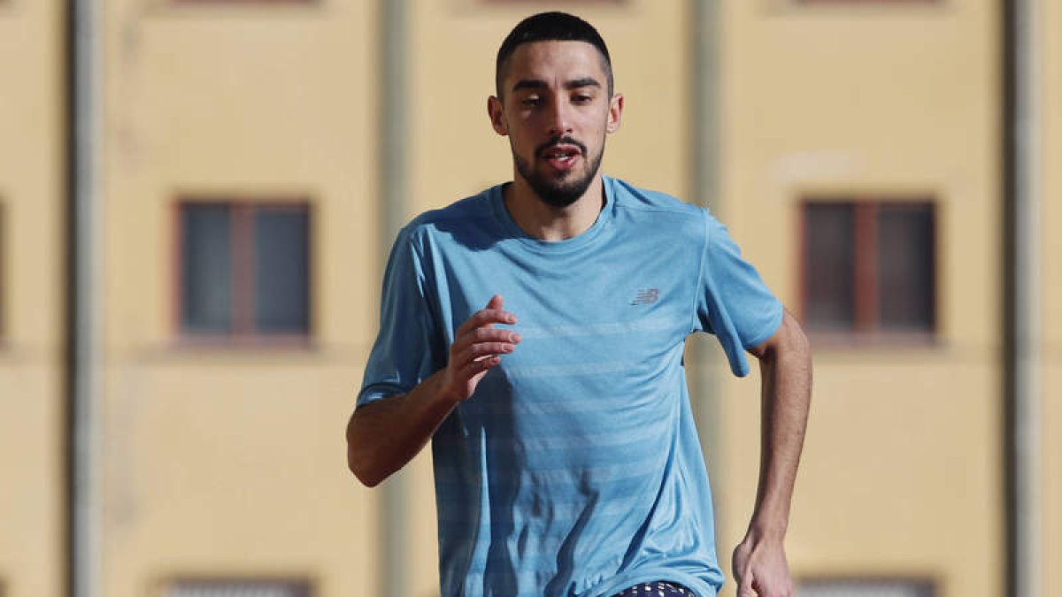 Saúl Ordóñez compite en la prueba de 1.500 metros.