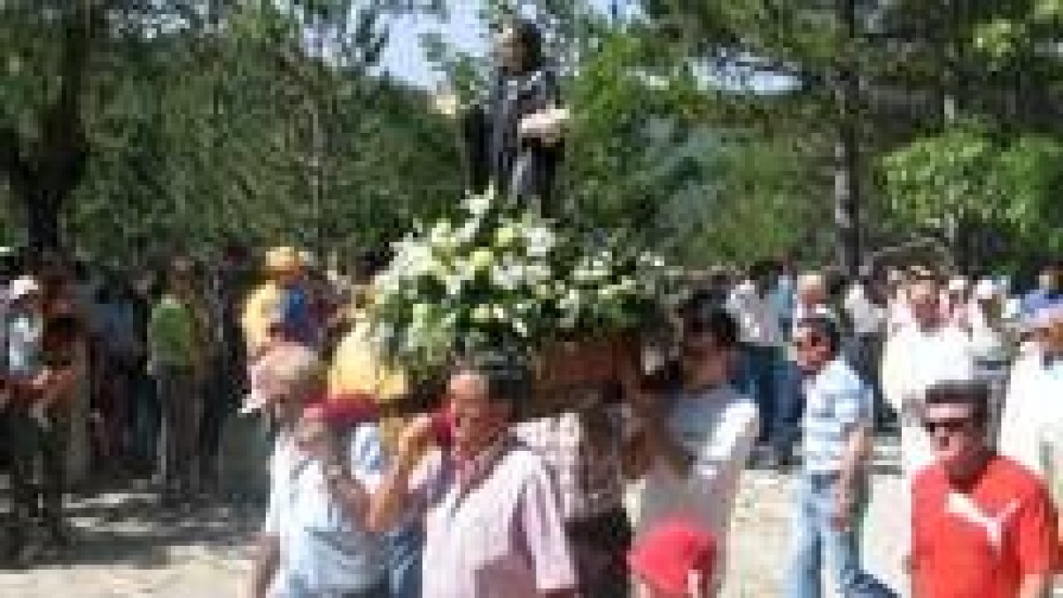 La llegada de la imagen del santo a la explanada de la ermita fue recibida con aplausos