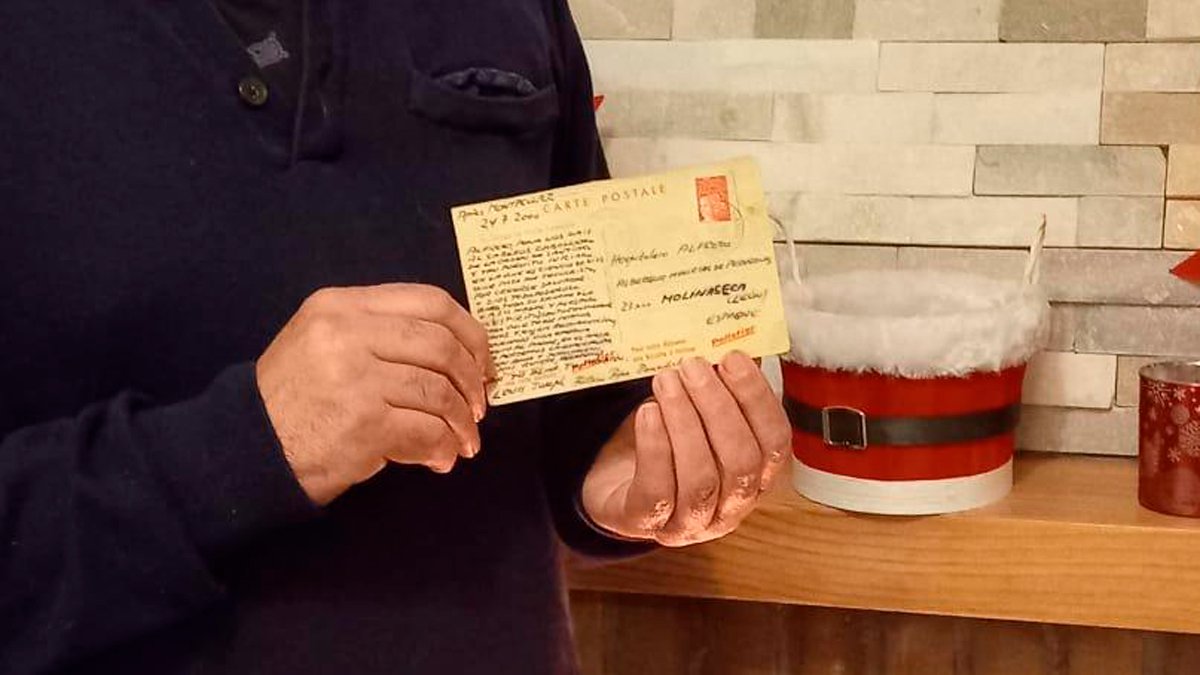 La postal, con la felicitación de puño y letra de felicitación de puño y letra de Joseph Aloisius Ratzinger, avalada por estudios caligráficos. DL