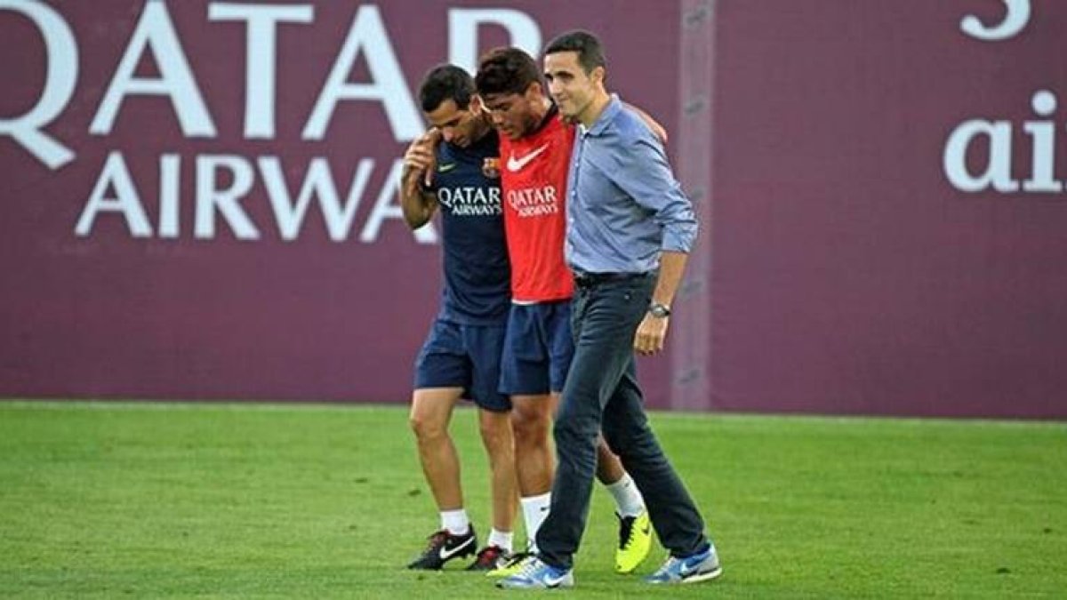 Dos Santos abandona el terreno de juego el día que se lesionó.