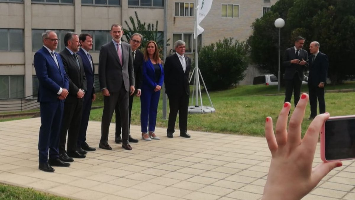 El rey, con las autoridades en Ponferrada. DL