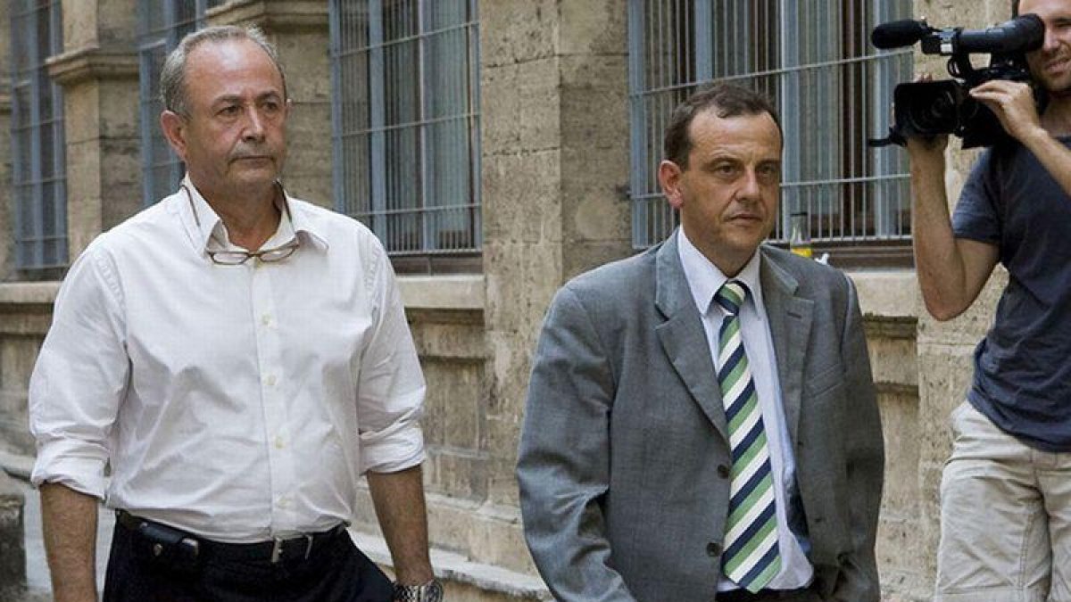 El juez Castro (izquierda) y el fiscal Horrach, ante los juzgados de Palma, en una imagen de archivo.
