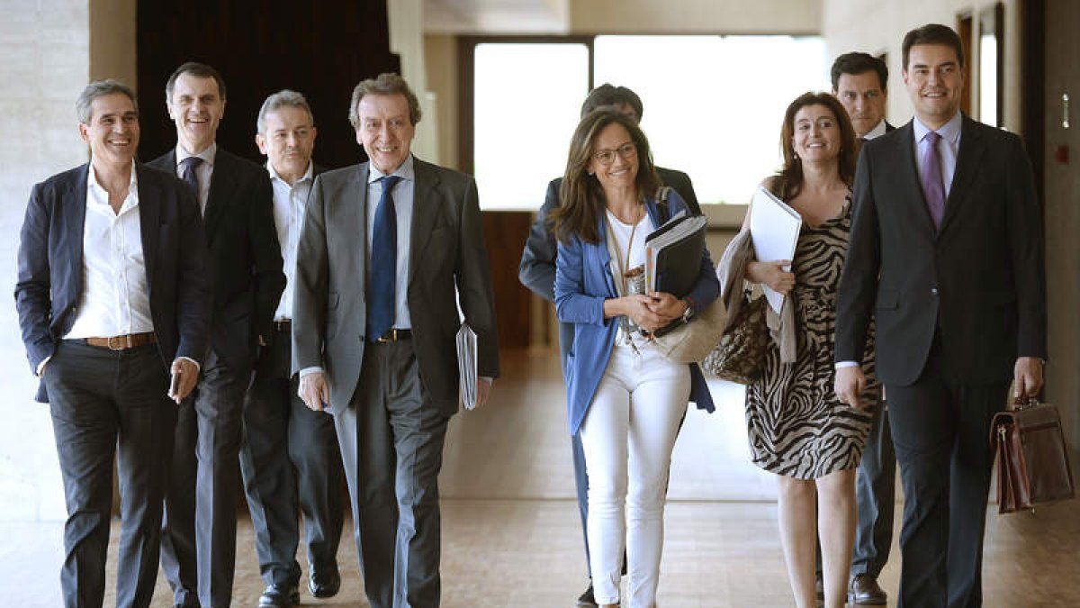 De Santiago-Juárez, ayer, a su llegada al parlamento regional. NACHO GALLEGO