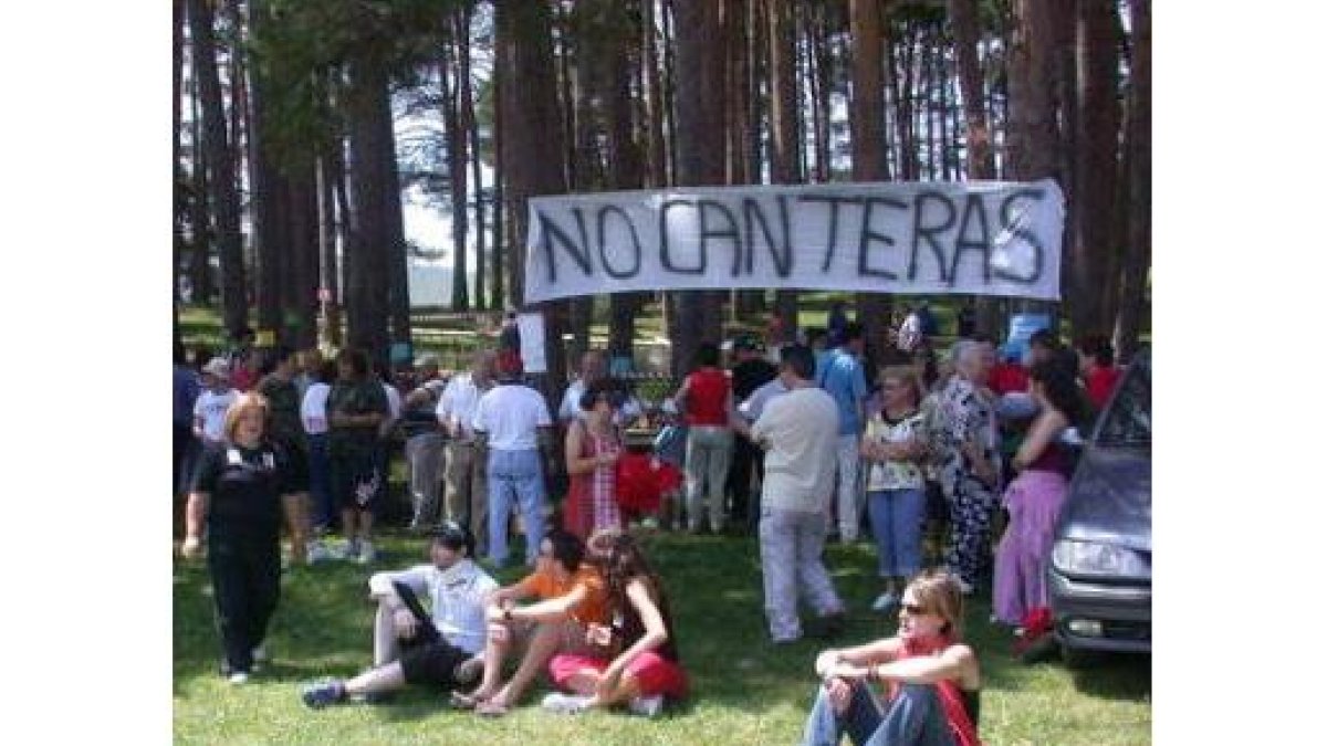 Una manifestación de los socios de Lacerta en Rodiezmo.