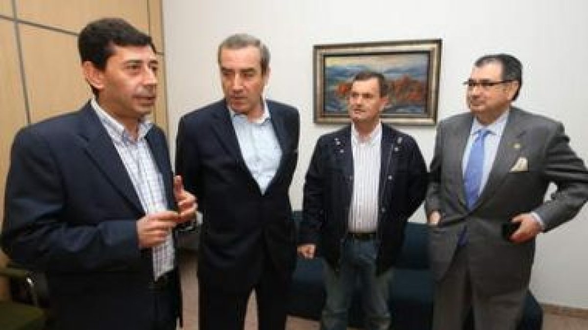 Jaime González (izquierda), Darío Martínez, José Antonio Velasco y Cerezales, ayer en la sede del PP