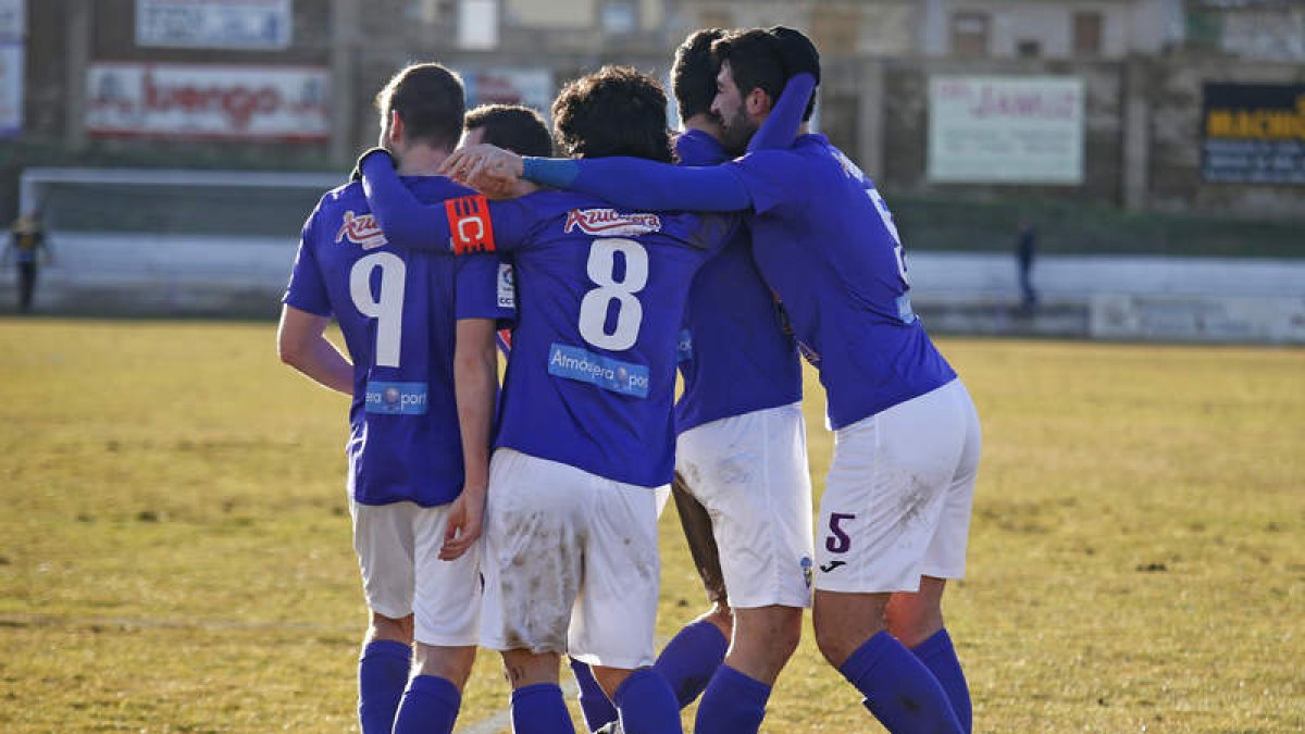 Los jugadores bañezanos celebran uno de sus tres goles ante el equipo vallisoletano. F. OTERO PERANDONES